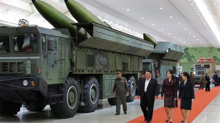 Corea del Nord, Kim Jong-un tra missili e droni inaugura il suo museo delle armi