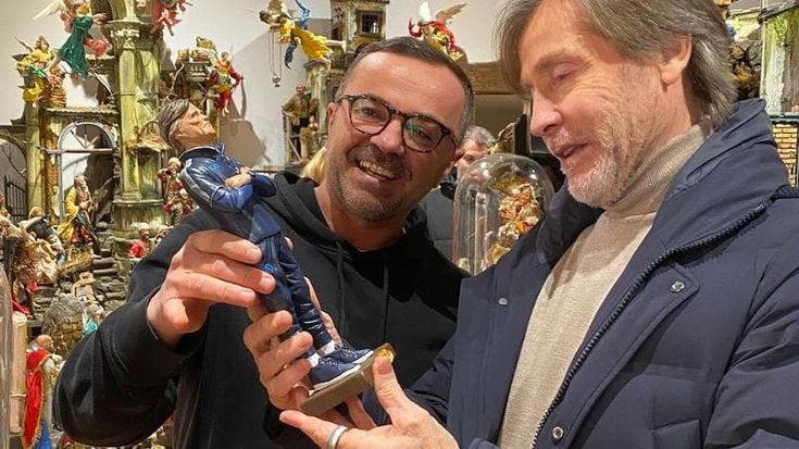 Oriali a San Gregorio Armeno: il braccio destro di Conte ritira la “sua” statuina da Di Virgilio