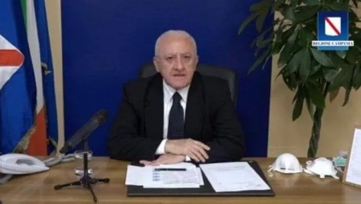 De Luca in diretta Fb: "Vaccini, il governo dorme in piedi"