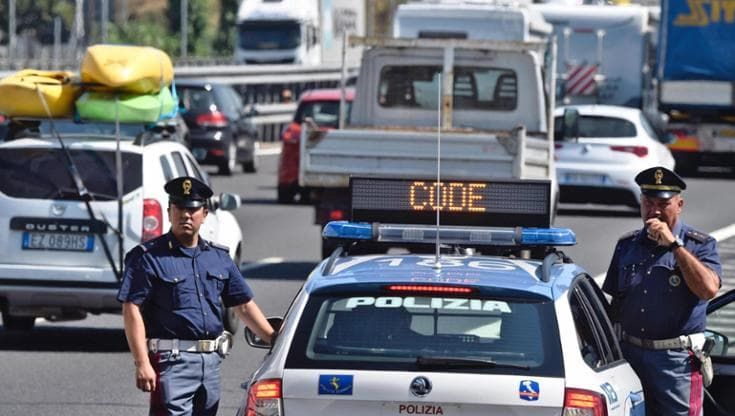 In auto sotto il sole cocente con 192 kg di fuochi d’artificio, denunciato un corriere di Vittoria
