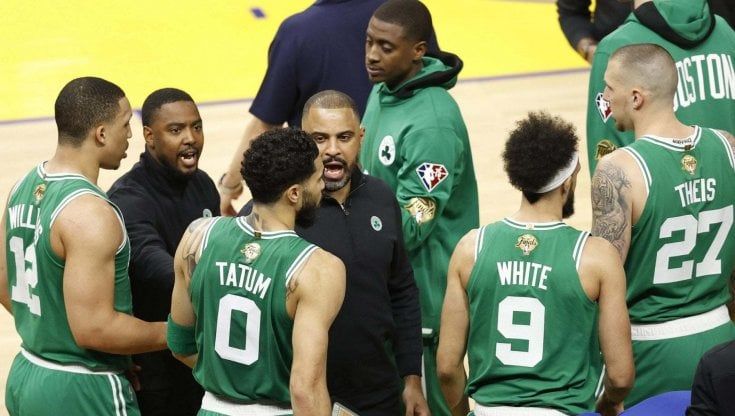 Basket Nba, il coach dei Celtics Ime Udoka sospeso un anno per una relazione con una donna dello staff