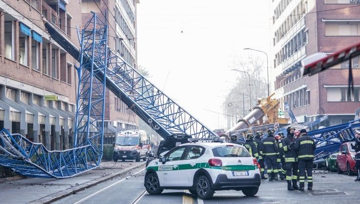 Gru crollata, il rebus di via Genova aperta al traffico. L’azienda Fiammengo: “Al Comune avevamo chiesto chiusura totale”