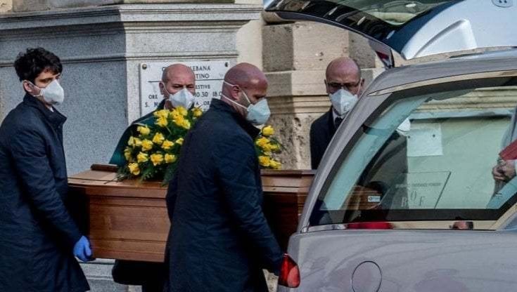 Le onoranze funebri vogliono il vaccino, l'appello a Lopalco: "Siamo a rischio, se ci fermiamo noi servirà l'Esercito a portare via i morti Covid"