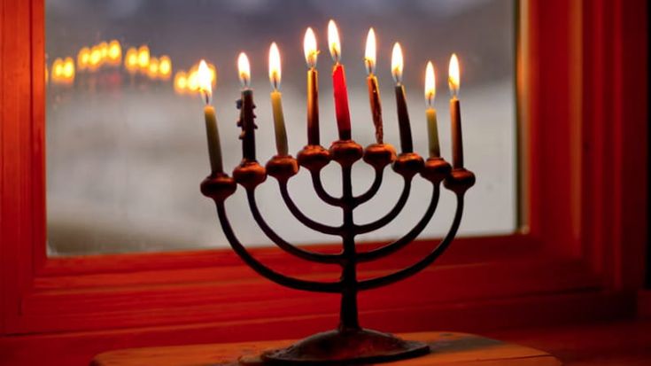 Hanukkah, che cos’è la festa delle luci ebraica nel mirino dell’attacco di Sydney