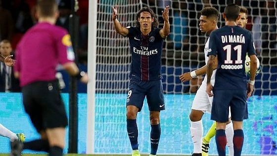 Napoli, colpo a sorpresa: De Laurentiis presenta un'offerta per Cavani. "Ma è difficile riportarlo nel Napoli"
