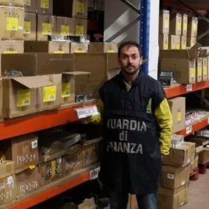 Bari, sequestrati cosmetici pericolosi per la salute per quattro milioni di euro