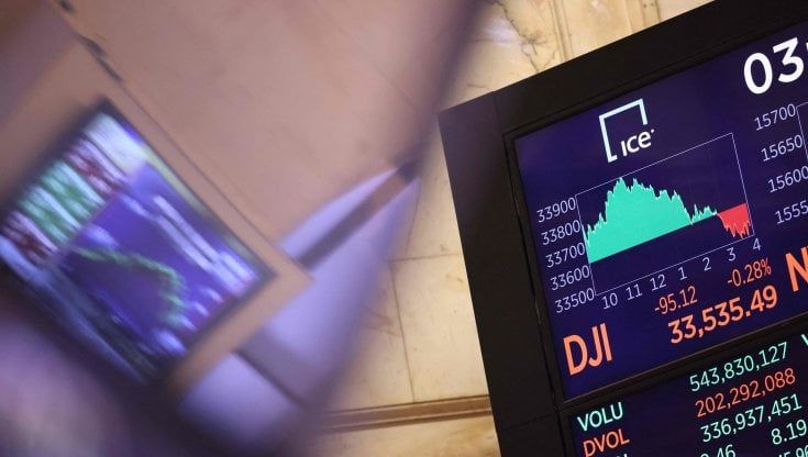 Le Borse di oggi, 10 gennaio. Fed falco, i listini Ue chiudono deboli. Powell: "Per stabilità dei prezzi servono misure impopolari"