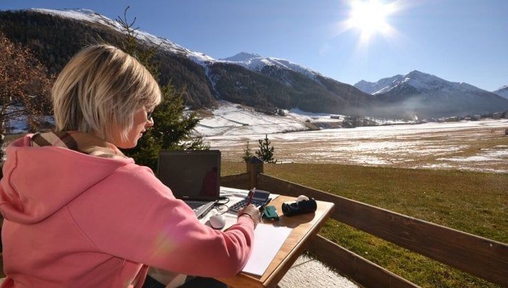 Lavorare da casa, per sempre, ma con stipendio tagliato sul costo della vita. Ecco come cambierebbero le buste paga in Italia