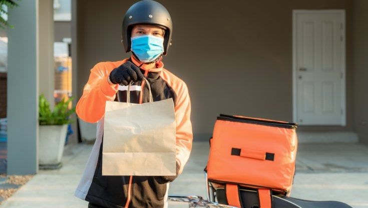 Food delivery, la competizione tra imprese alza l'asticella: prezzi e servizi a confronto  