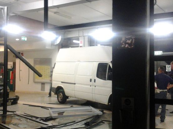 Il furgone come un ariete, devastata la stazione Torino Stura