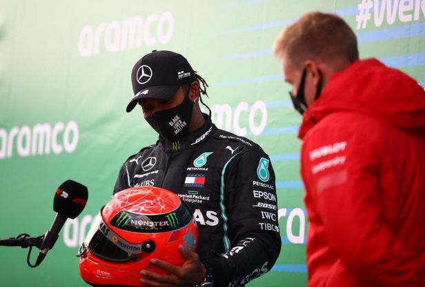 Hamilton eguaglia il record di Schumacher, Mick gli consegna un casco del padre