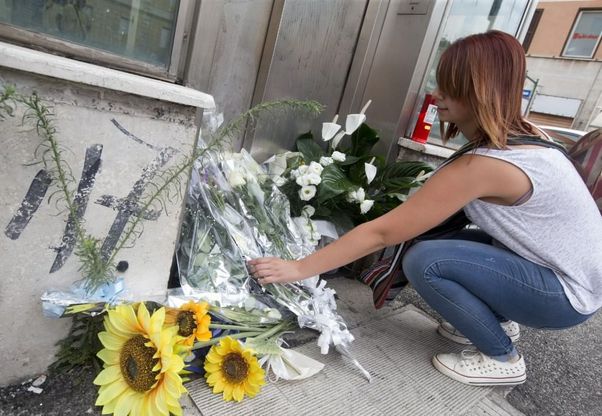 Roma, bambino morto nella metro: fiori davanti all'ascensore 