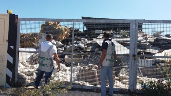Bari, sequestrata discarica abusiva di rifiuti speciali. Denunciato il titolare: ecotassa evasa per 163 mila euro
