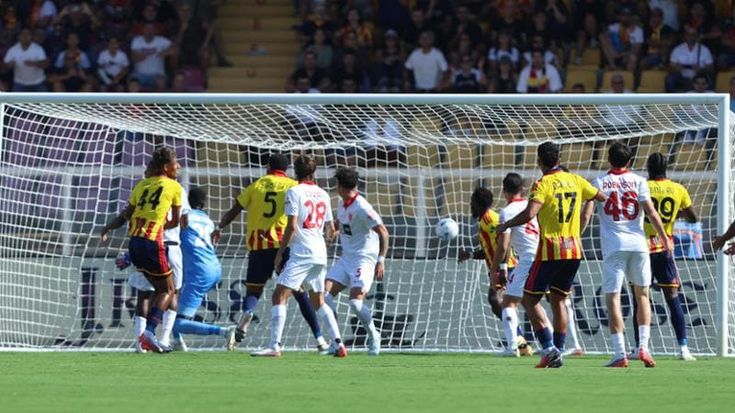 Il Lecce vince 3-2, il Monza si sveglia tardi