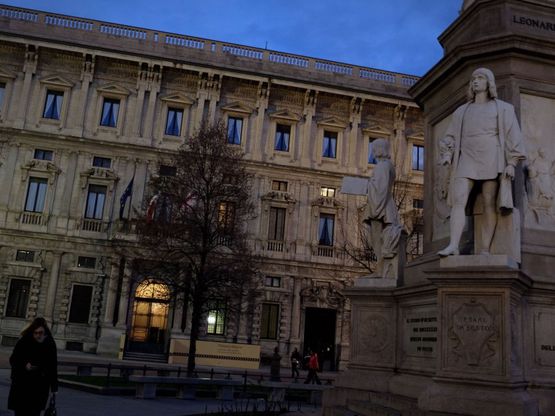 Luci al minimo da Palazzo Marino alla Galleria: Milano s'illumina di meno