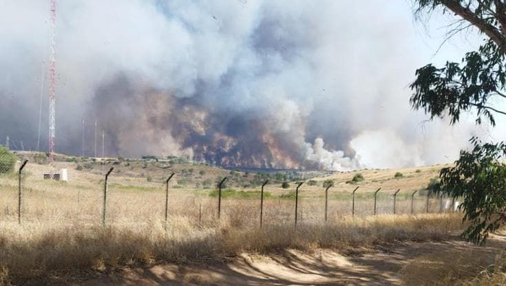 Vasto incendio a Niscemi, le fiamme a pochi metri dalla base Usa del Muos