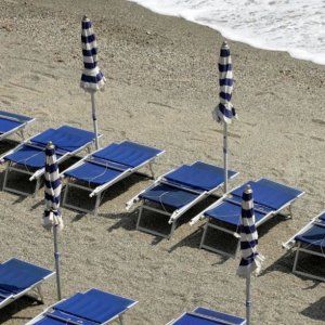 Ravenna, giovane stuprata in spiaggia: fermato un 17enne. L'ha filmata mentre si rivestiva. Salvini: "Castrazione chimica"