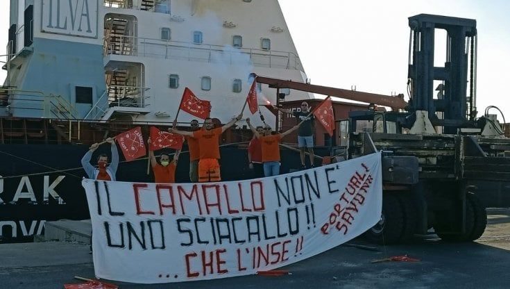 Sciopero in porto a Savona per bloccare la nave con i rotoli di acciaio dirottata da Genova