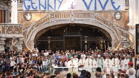 Folla ai funerali del giovane Gennaro, strappato striscione anticamorra. Ma Zanotelli: "E' stato un malinteso"