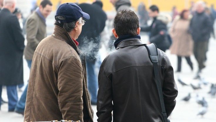 Milano mette al bando il fumo: dal 2021 sarà vietato alle fermate del bus, nei parchi e negli stadi