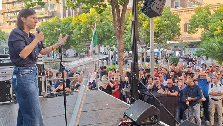 Schlein da Foggia lancia la sfida a Giorgia Meloni: “Sanità, stipendi, bollette rimedieremo noi”