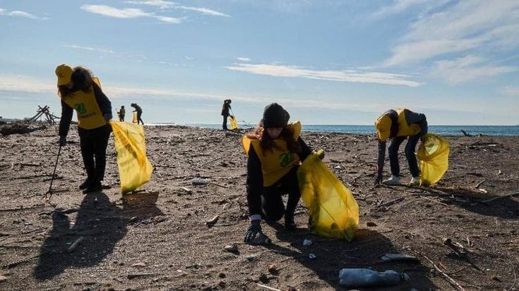 Legambiente, in Campania quasi 1500 rifiuti ogni 100 metri di spiaggia. Sabato sit-in per la pulizia