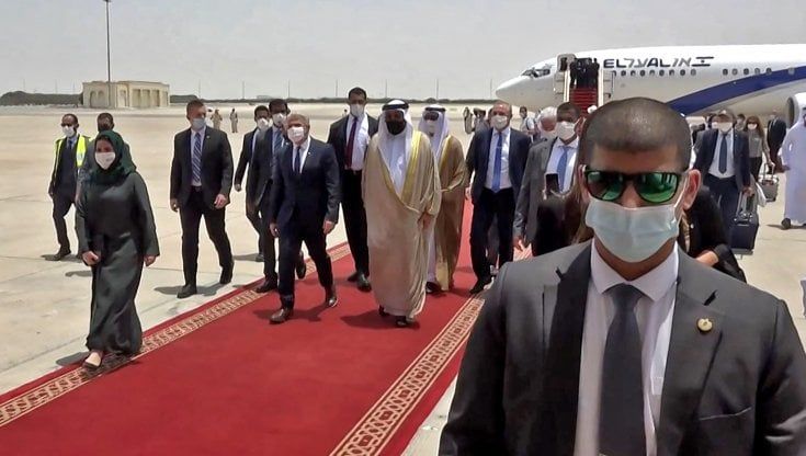Israele, il ministro degli Esteri Lapid negli Emirati Arabi Uniti: "Il Medio Oriente è casa nostra, venite a parlarci"