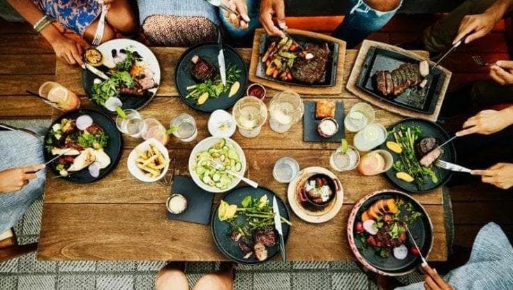 Viaggiare con il palato restando seduti: il cibo che fa miracoli