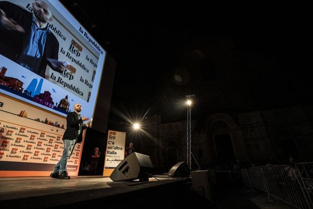 Saviano alla piazza di Bologna: "E' ora di scegliere da che parte stare"