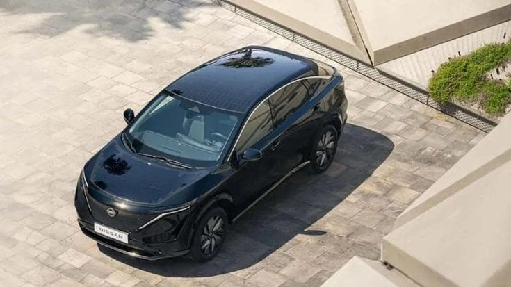 Nissan Ariya, futuro solare: con i pannelli nella carrozzeria fa 20 km in più al giorno