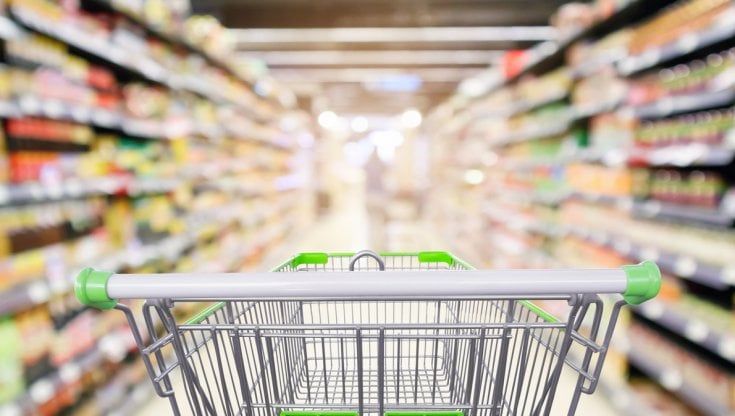 Dagli sconti strillati ai maxi-formati: il rapporto degli italiani con la "convenienza" nella spesa di casa 