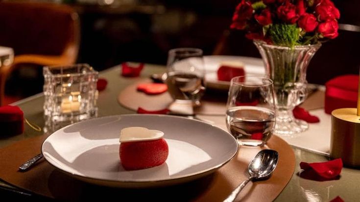 San Valentino, dal menù tutto rosso alle ostriche vista Colosseo: 12 proposte per la cena degli innamorati