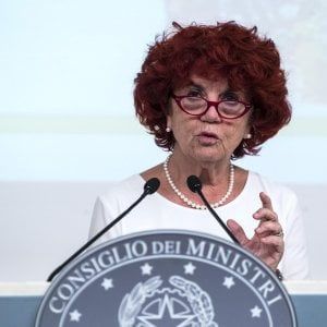 Scuola, rush finale per il contratto docenti. Aumento da 73 euro al mese, arretrati per 450