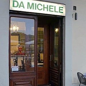Spaghetti, pizza e birra in piazza Vittorio nel dehors di Michele