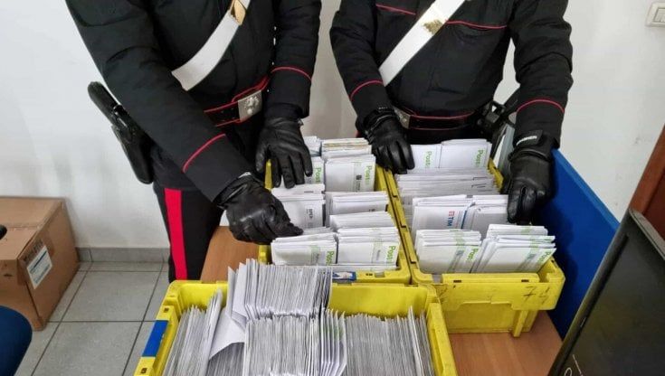 Spoleto, tremila lettere mai consegnate, la postina le nascondeva nell'auto e in casa 