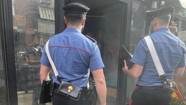 Colli Aniene, spaccava le vetrine con un tombino: quattro furti in dieci giorni. Denunciato 48enne