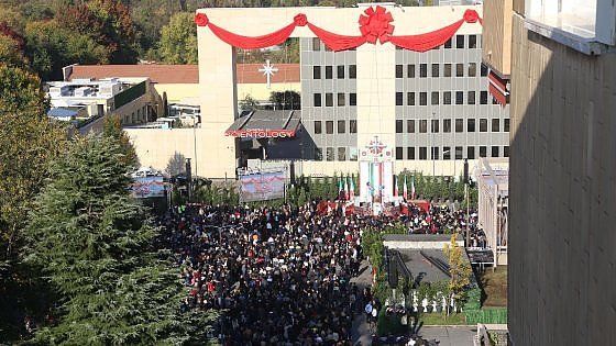 Scientology, in 2mila per il nuovo mega tempio: transenne e buffet, aspettando Tom Cruise