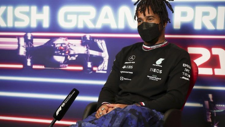 Formula 1, Hamilton in Turchia in gonna: "Red Bull fortissima, può superare tutti. Ma noi stiamo dando il massimo"