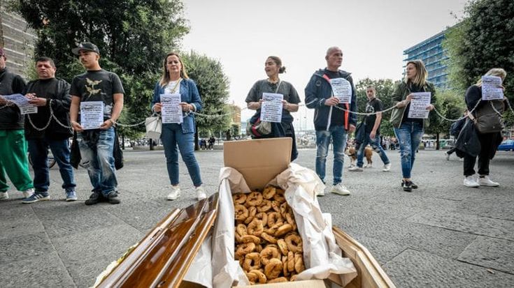 Protesta chioschi chiusi sul lungomare a Napoli: in piazza il “funerale dei taralli”