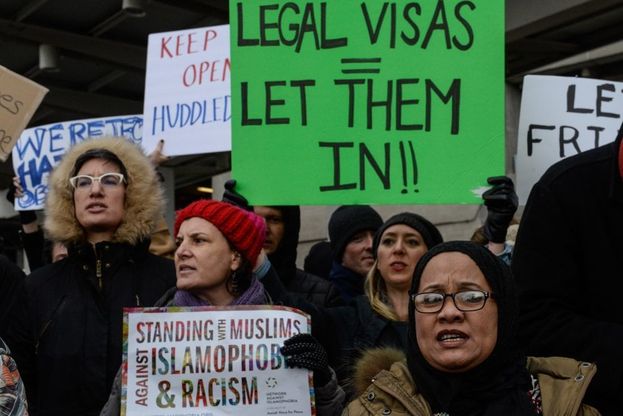 Aeroporti Usa assediati: la protesta contro la stretta di Trump sull'immigrazione