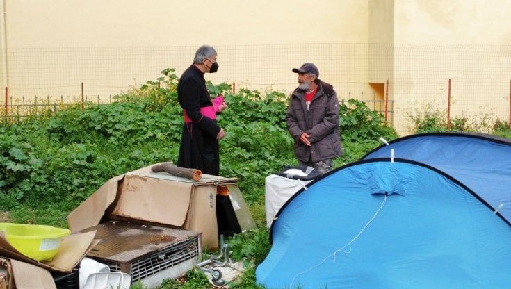 Napoli, l'arcivescovo tra i senza dimora: "Venite in Curia vi ospito io"