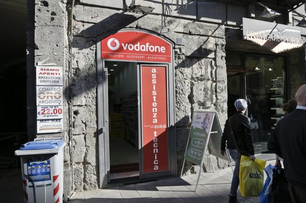Raid e vetrine spaccato in via Toledo