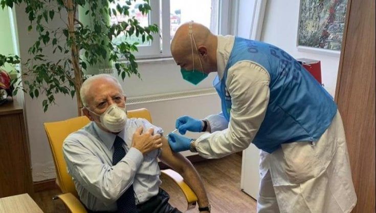 Vax Day, il presidente De Luca si è vaccinato al Cotugno di Napoli