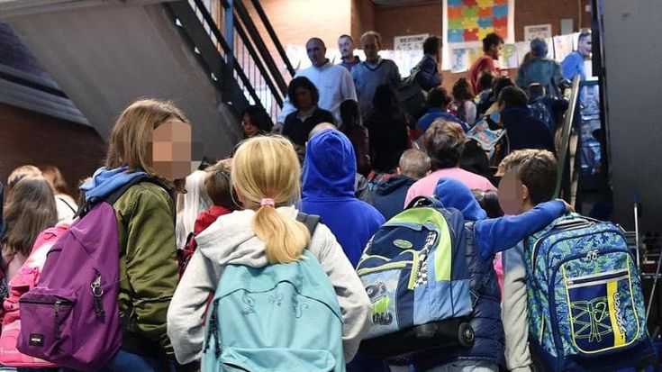 Scuole accorpate a Napoli, scure sulla periferia Est: “Tutelati gli interessi di alcuni presidi, negati i diritti dei bambini”