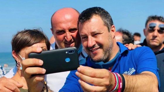 Salvini, blitz a sorpresa a Mondragone: "Non torno con M5s. E prima si manda a casa De Luca meglio è"