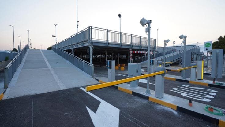 Bari, svelato il nuovo parcheggio multipiano in aeroporto: 611 posti auto a sei euro al giorno