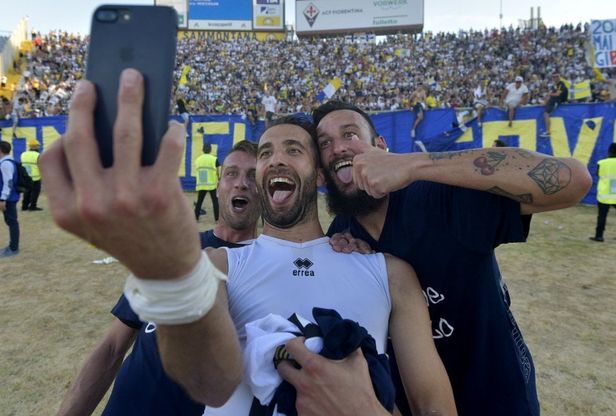 Parma in serie B: la festa dei giocatori in campo - Foto