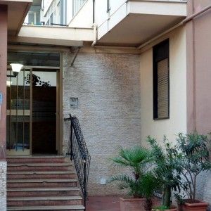 Studentesse-squillo per mantenersi: chiuso centro massaggi a luci rosse
