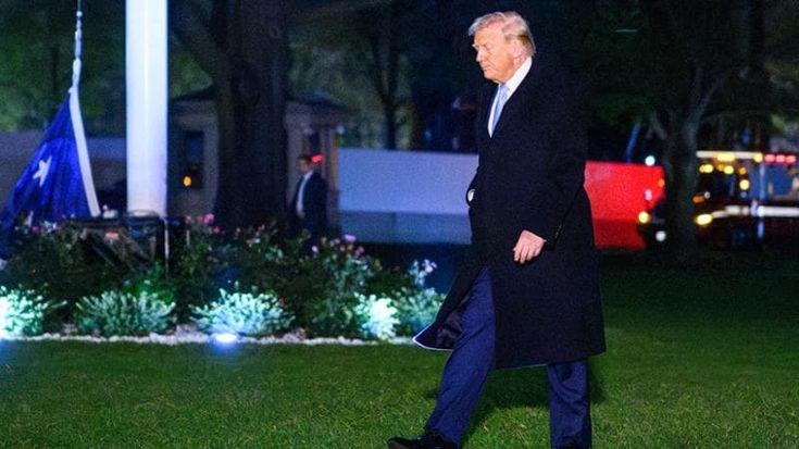 Polemiche per la bandiera americana che tocca terra alla Casa Bianca: “Simbolo del Paese in declino”