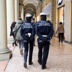 Bologna manda i suoi vigili al corso di anti-razzismo. La Lega: "Ridicolo"